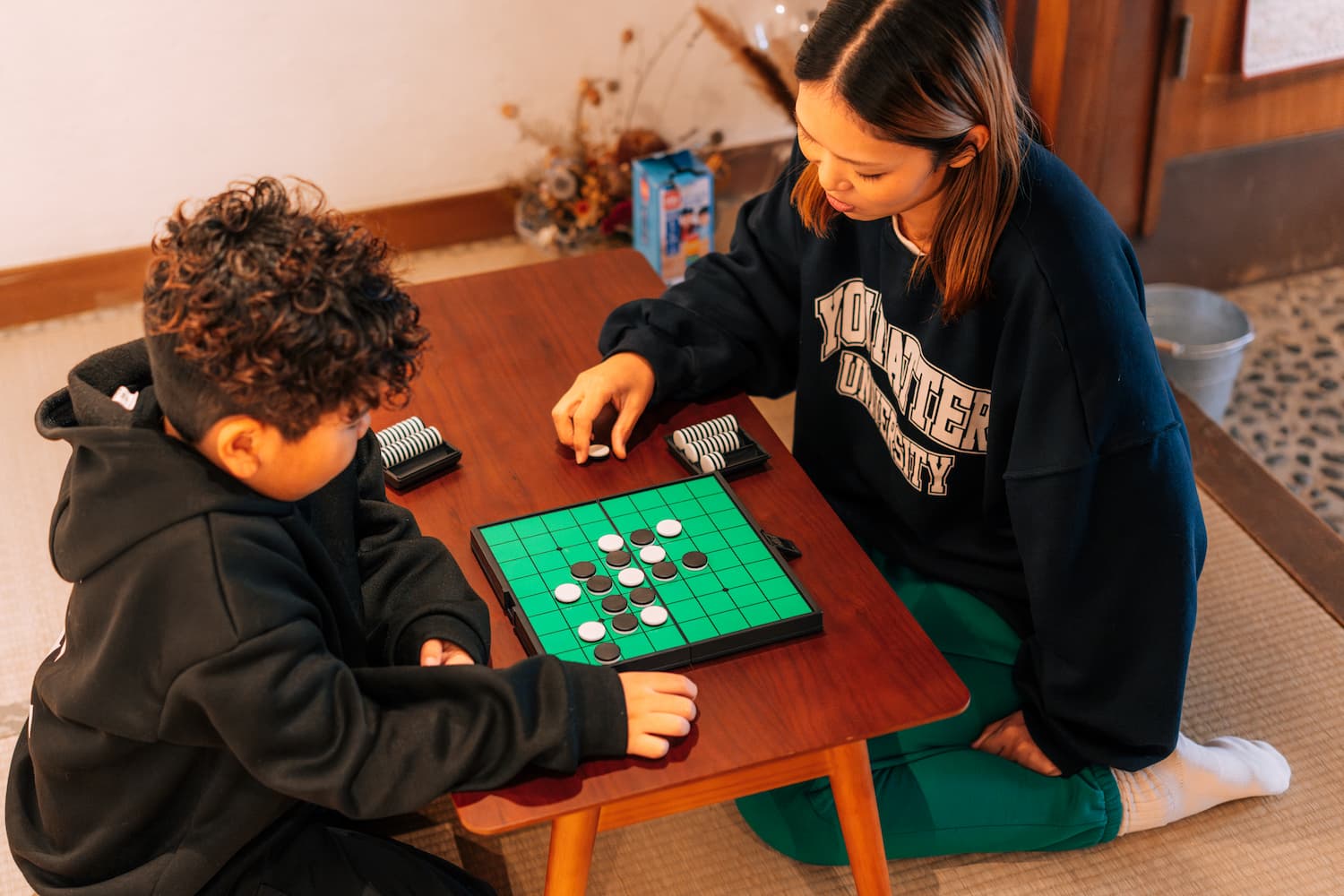 座敷で楽しむ人たち