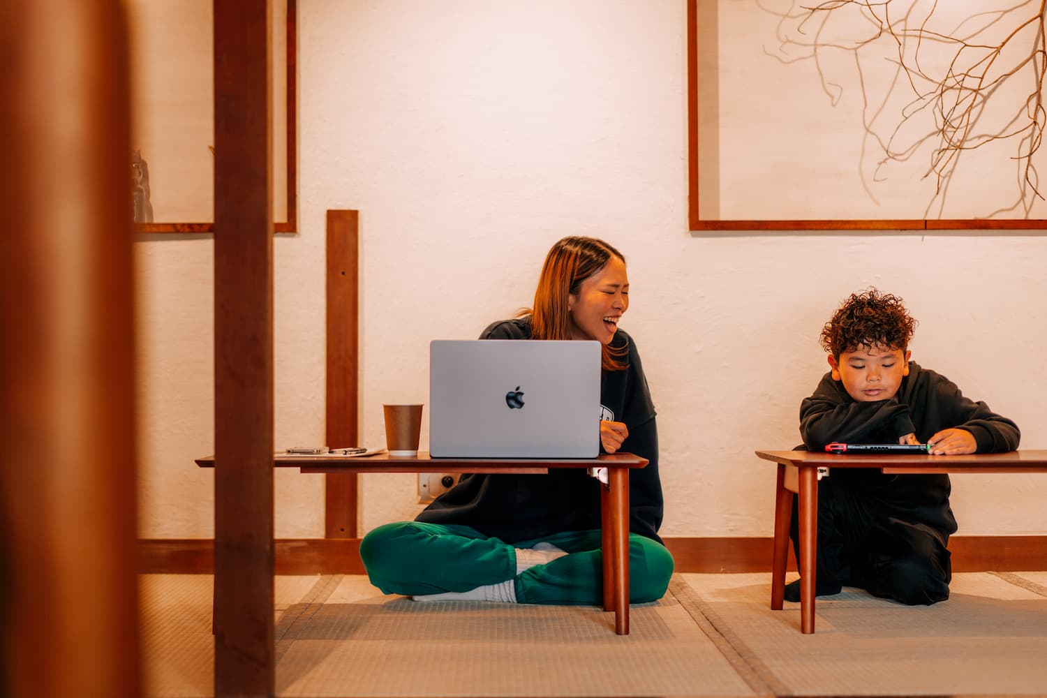 座敷で楽しむ人たち